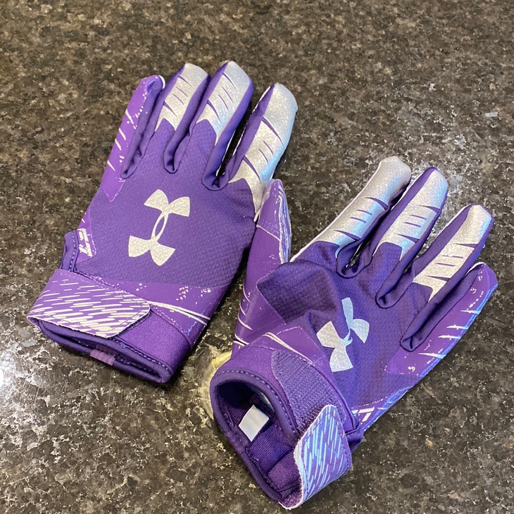 New under armor purple football gloves adult small